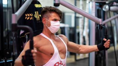 Bild: Marius Becker/dpa
Bayerische Mitglieder von Fitnessstudios müssen sich noch etwas gedulden. Während in anderen Bundesländern bereits trainiert wird, ist hierzulande nur eine Übungsgruppe von fünf Personen unter freiem Himmel erlaubt.