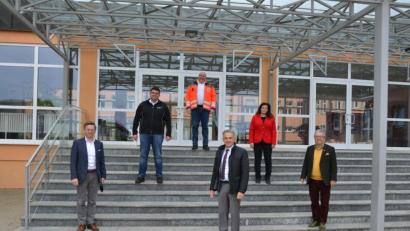 Bild: rti
Landtagsabgeordneter Tobias Reiß, BRK-Geschäftsführer Holger Schedl, BRK-Kreisbereitschaftsleiter Christian Stahl, Landrat Roland Grillmeier, Regierungsdirektorin Regina Kestel und Wiesaus Bürgermeister Toni Dutz (von links) präsentierten in der Mittelschule Wiesau die Planungen für die Corona-Studie.