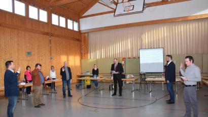 Bild: fz
Johannes Hartwig, Florian Ermer (von rechts), Thomas Baier, Josef Bäumler und Harald Dirnberger werden von Landrat Andreas Meier (von links) vereidigt.