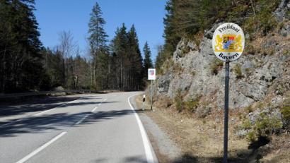 Bild: Ursula Düren
Dieses Schild weist auf den gesperrten Grenzübergang hin. Foto: Ursula Düren/dpa/Archivbild