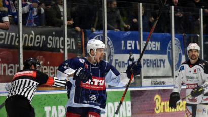 Bild: gb
Adam Schusser beim Torjubel: Der 29-jährige Verteidiger wird auch in der Oberligasaison 2020/21 das Trikot der Blue Devils tragen.