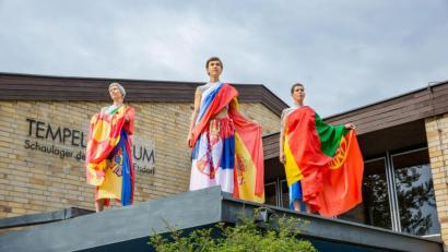 Bild: Marcus Rebmann
Modenschau auf dem Dach des Temeplmuseums. Die Models probierten die Fahnenkollektion schon mal aus.