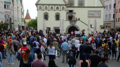 Bild: Kunz
Zur Demo gegen die Einschränkungen wegen des Coronavirus versammelten sich in Weiden am vergangenen Wochenende fast 300 Teilnehmer. Für Samstag, 16. Mai, ist wieder eine Demonstration angekündigt.