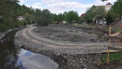 Bild: ws
Einen markanten Umbau erfährt der Teich an der Mühlbühlstraße. Jetzt noch ein Fahrweg, soll mit dem Geländestreifen wieder ein Bachbett für den Mühlbach geschaffen werden. Der Wasserstand des Teichs zur Stadt hin soll über zwei Wehre geregelt werden. Im Winter könnte dann der Wasserstand gesenkt und eine Fläche zum Schlittschuhlaufen geschaffen werden.