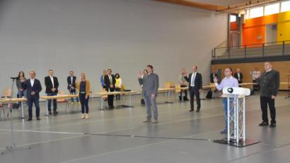 Bild: ak
Bürgermeister Thomas Kaufmann (vorne Mitte) dankte den ausscheidenden Gemeinderäten Erich Hader, Jürgen Kreuzer, Josef Prechtl, Maria Frauenholz, Reiner Ullmann und Roman Melzner (stehend, von links) für ihren Einsatz.