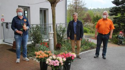 Bild: lma
Heimleiterin Lydia Brand, CSU-Ortsvorsitzender Klaus Hernes mit Stellvertreter Markus Dollacker (von links) bei der Übergabe der Blumen.