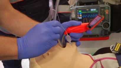 Bild: gib
Dank der Videofunktion können Notärzte einen Patienten intubieren, ohne sich nah über ihn beugen zu müssen. So kann die Ansteckungsgefahr reduziert werden.