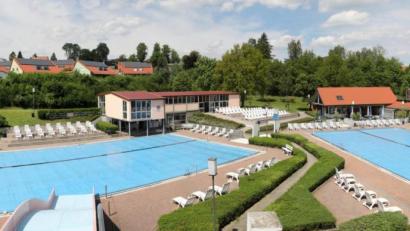 Archivbild: njn
Ob und in welcher Form das Erbendorfer Freibad heuer eröffnet wird, darüber soll der Stadtrat abstimmen. Die Entscheidung soll abhängig von den dann geltenden Lockerungen für entsprechende Freizeiteinrichtungen fallen.