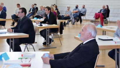 Bild:  Dobler
Der neue Nabburger Stadtrat kam am Dienstagabend zu seiner ersten Sitzung in der Nordgauhalle zusammen. Zahlreiche Zuhörer verfolgten vom Rande des großen Raums aus (im Hintergrund) die Entscheidungen, bei denen es unter anderem um die personelle Besetzung der Ausschüsse und Zweckverbände ging.
