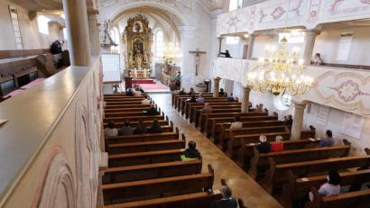 Bild: le
Der Gottesdienst am Sonntag war gut besucht. Alle Gläubigen hatten Mundschutz.