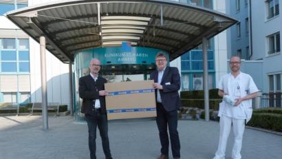 Bild: Klinikum/Dietl/exb
Urs Herding (links), Hubert Graf und Tobias Meindl (rechts) bei der Übergabe.