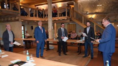 Bild: bö
Vier neue Mitglieder wurden im Marktgemeinderat vereidigt. Von links: Bernhard Tischler, Thomas Wagner, Markus Mehringer und Martin Steinbauer. Den Amtseid hat Bürgermeister Peter Braun abgekommen.