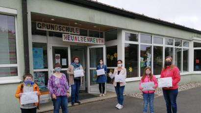 Bild: exb
Gesichtsmasken hat der Elternbeirat an die Kinder und die Lehrerinnen der Grundschule Neualbenreuth übergeben.