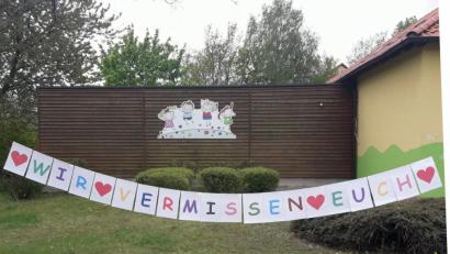 Bild: hai
Die Botschaft der Betreuerinnen der Kindertagesstätte „Krabbelkiste“ an die Mädchen und Buben ist eindeutig. Wie die weiteren Kindertagesstätten in der Großgemeinde versuchen auch sie, in der Coronakrise Kontakt zu den Kleinen zu halten.