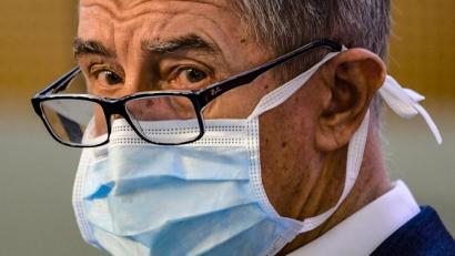 Bild: Roman Vondrou
Der tschechische Ministerpräsident Andrej Babis trägt Mundschutz. Foto: Roman Vondrou/CTK/dpa/Archivbild