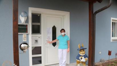 Bild: rpp
Zahnärztin Frieda Zeitler bittet die Patienten zu klingeln. Diese werden dann vom Praxispersonal kurz befragt und einzeln in die Praxis gebeten.