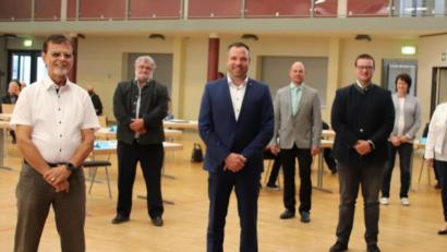 Bild: Thomas Dobler
Der neue Nabburger Stadtrat hat sich im Vergleich zur vorherigen Amtsperiode deutlich verändert. Neun neue Ratsmitglieder wurden bei der konstituierenden Sitzung vereidigt (von links): Markus Götz, Albert Bruckner (beide Freie Wähler), Armin Schärtl (SPD; bislang Erster Bürgermeister), Tobias Knechtel (CSU), Tobias Wegmann (ÖDP), Kilian Gradl (CSU) und die drei Vertreter der neuen Liste Nabburger Land: Ernestine Gietl, Karin Raab und Johann Kleber.