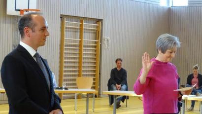 Bild: Houschka
Sie sind künftig als Stellvertreter an der Seite von Erstem Bürgermeister Christian Ziegler: Der neue Vizebürgermeister Florian Adam aus Högling (links) und die Dritte Bürgermeisterin Marlene Groitl aus Dürnsricht. Sie wurden in der konstituierenden Sitzung des Gemeinderats vereidigt.