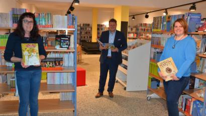 Bild: jr
Büchereileiterin Viola Rieß (links), Bürgermeister Stefan Grillmeier und Bücherei-Mitarbeiterin Anja Busl freuen sich auf die Wiedereröffnung der Einrichtung an diesem Freitag.