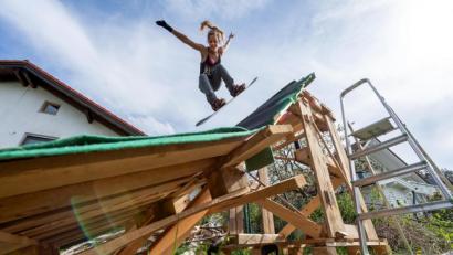 Bild: Peter Kneffel/dpa
Snowboarderin Silvia Mittermüller trainiert auf ihrer selbstgebauten Mini-Schanze.
