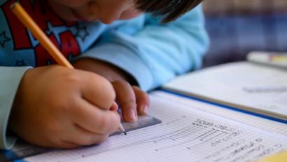 Symbolbild: Sebastian Gollnow/dpa
Ein Junge löst in einer Grundschule eine Matheaufgabe.