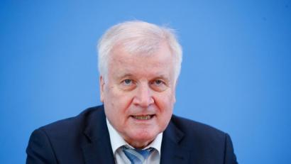 Bild: Hannibal Hanschke/dpa
Horst Seehofer (CSU), Bundesminister des Innern, für Bau und Heimat, spricht bei einer Bundespressekonferenz über das weitere Vorgehen bei den Corona-bedingten Binnengrenzkontrollen.