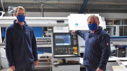 Bild: Bühner
"img"-Geschäftsführer Wolfgang Schraml (rechts) und Markus Prölß
stehen am Steuerpult für die Produktion von Gehäusen für Dialysegeräte