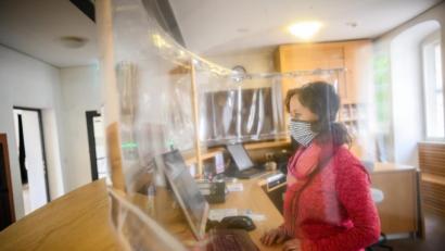 Bild: Andreas Arnold
Auch beim Arzt findet man am Empfang die Schutzvorrichtung. Doch Vorsicht mit dem Begriff "Spuckschutz".