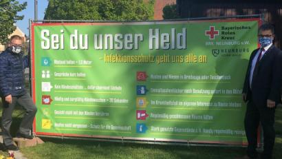 Bild: Ulrike Meixner/exb
Erster Bürgermeister Martin Birner (rechts) und Stadtrat sowie Beauftragter für Gesundheitswesen Maximilian Lang vor einem der neuen Banner mit den derzeit so wichtigen Hygienemaßnahmen.