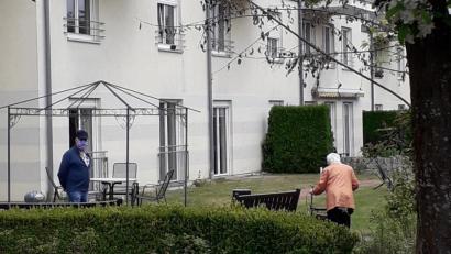 Bild: hka
Mit Maske und Rollator sind Bewohner des Kastenbauer-Hauses im blühenden Garten unterwegs.