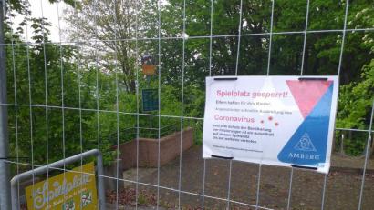 Bild: tk
Das Coronavirus ist nicht mehr der Grund, warum der Abenteuerspielplatz an der Friedlandstraße abgesperrt ist. Der Eichenprozessionsspinner hat das Areal weitflächig mit seinen Brennhaaren kontaminiert. Das enthaltene Nesselgift kann bei Menschen zu schmerzhaften Hautausschlägen führen.