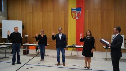 Bild: du
In der konstituierenden Sitzung des Gemeinderats in der Mehrzweckhalle vereidigt Bürgermeister Ernst Lenk (rechts) die neuen Räte: (von links) Jürgen Schmucker, Ariane Heigl, Thomas Fritsch und Franziska Hammer (alle CSU).