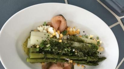 Bild: Michael Schiffer 
Fein mariniert wird der weiße und grüne Spargel. Dazu harmoniert perfekt der gebeizte Lachs.