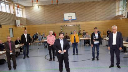 Bild: bkr
Bürgermeister Thomas Kaufmann (vorne Mitte) dankte den ausscheidenden Gemeinderäten Erich Hader, Jürgen Kreuzer, Josef Prechtl, Maria Frauenholz, Reiner Ullmann und Roman Melzner (stehend von links) für ihren Einsatz.