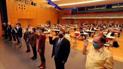 Bild: Stephan Huber
Mit genügend Abstand wurden die neuen Stadträte bei der konstituierenden Sitzung im ACC vereidigt.