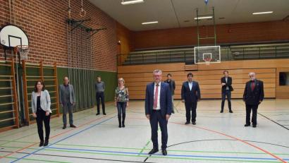 Bild: ANDREAS ROYER
Abstand war gefragt, als Bürgermeister Michael Göth (vorne) die neuen Stadträte (von links) Alexandra Ottmann, Martin Pöllath, Ralf Volkert, Doris Schmidt-Hartmann, Martin Kunert, Sven Mörk, Stefan Thar und Wolfgang Berndt vereidigte.