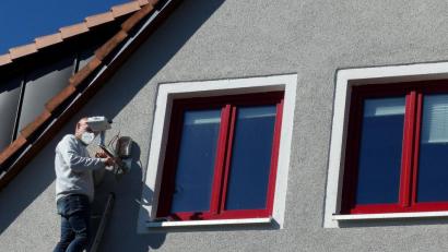 Bild: lgc
Die Zeit des Wartens ist vorbei. Ein Arbeiterteam aus Plauen installiert den Wlan-Hotspot am Feuerwehrhaus in Schlammersdorf.