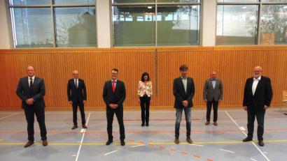 Bild: ibj
Als neue Gemeinderatsmitglieder wurden Florian Weiß (CSU), Tobias Christau (SPD), Martin Sichelstiel und Georg Erras (beide Freie Wähler, vorne, von links) vereidigt. Bürgermeister Bernhard Lindner stehen als Dritte Bürgermeisterin Eva Höllerer und als Zweiter Bürgermeister Georg Götz (hinten, von links) zur Seite.