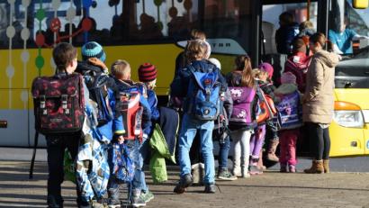 Archivbild: Felix Kästle/dpa
Besonders in Schulbussen kann der nötige Abstand nicht immer eingehalten werden.