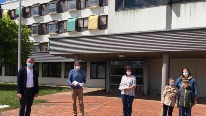 Bild: exb
Kleine Präsente und Dankeschön-Karten ließ die Pfarrei Waldsassen an die Pflegekräfte im Altenheim St. Martin verteilen. Im Bild (von links) die Übergabe mit Pfarrer Thomas Vogl, Heimleiter Bernhard Riedl, Pflegedienstleiterin Andrea Eckstein und Familie Spuhler.