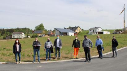 Bild: pi
Bürgermeisterin Marina Hirnet (links) freut sich mit allen Beteiligten über den Abschluss der Baugebiet-Erschließung und des Straßenbaus von Georgenberg in Richtung Neukirchen zu St. Christoph.