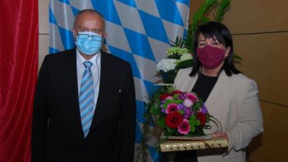 Bild: gsp
Mit einem Geschenk verabschiedete Bürgermeister Anton Peter seine Vorgängerin Alexandra Sitter aus dem Gemeinderat.