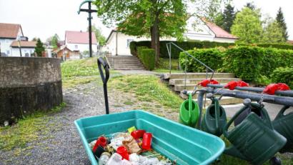 Bild: njn
Eigentlich ist der Bollerwagen dazu da, die Gießkannen zu den Gräbern zu transportieren. Doch in jüngster Zeit wird dieser zur Müllentsorgung verwendet.