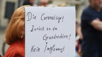 Bild: Stefan Sauer/dpa
Auf einer Demonstration gegen die Maßnahmen zur Eindämmung der Corona-Pandemie hält eine Frau ein Schild mit dem Schriftzug "Die Coronalüge! Zurück zu den Grundrechten! Kein Impfzwang!" hoch.