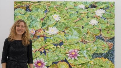 Bild: exb/Katharina Gierlach
Katharina Gierlach wagt sich an ein Sujet, das den Vergleich mit Claude Monet herausfordert. Die Ausstellung "Flower Power" der Künstlerin aus Winklarn ist noch bis 7. März in Wiesbaden zu sehen.