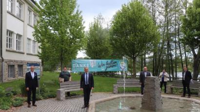 Bild: vlu
Das auffällige Banner hängt im Innenhof des Landratsamtes. Bei der Einweihung waren (von links): Bürgermeister Franz Stahl, Regionalmanager Florian Rüth, Landrat Roland Grillmeier, der Sprecher des Krisenstabes Wolfgang Fenzl, Leiterin des Krisenstabes und Regierungsdirektorin Regina Kestel und Pressesprecher Walter Brucker.