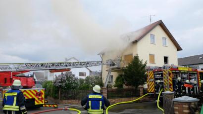 Bild: mab
Im ersten Stock des Mehrfamilienhauses brach das Feuer aus. Die Ursache ist noch unklar.