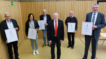 Bild: do
Bürgermeister Jürgen Kürzinger (Mitte) verabschiedet fünf verdienstvolle Marktgemeinderäte: Manfred Schaller, Angela Kummert-Schleicher, Werner Trenz, Heribert Lassner und Johann Hammer (von links).