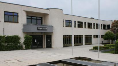 Bild: sne
Von außen steht die Stadthalle noch unberührt da, doch im Inneren haben bereits Vorbereitungsmaßnahmen für die Sanierung begonnen.