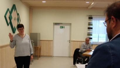 Bild: stg
Die neue Zweite Bürgermeisterin Michaela Veigl legt den Amtseid vor Rathauschef Hans Walter (rechts) ab.